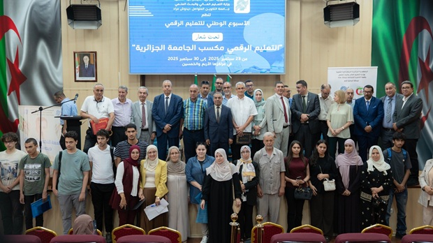  تكريم الاساتذة والخبراء المتدخلين في جلسة افتتاح الاسبوع الوطني للتعليم الرقمي