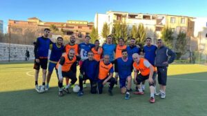 تنظيم مباراة ودّية في كرة القدم بين فريق موظفي وعُمّال الجامعة وفريق طلبة الجامعة